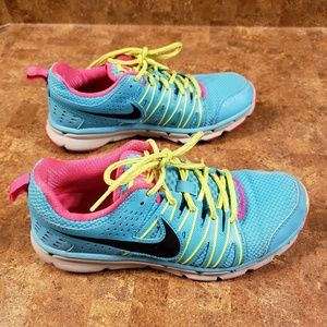 Nike Shoes (Size 6.5)